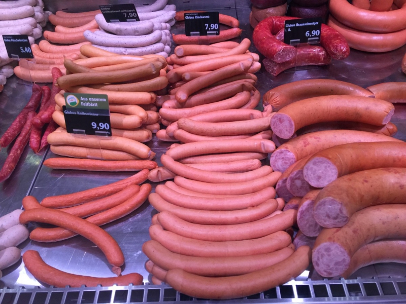 charcuterie-PIERREFEU-min_sausages_meat_butchery-1069321